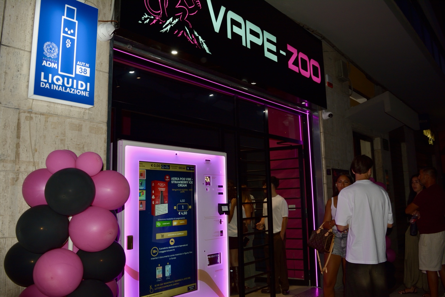 Ingresso e vetrina di VAPEZOO, Piazzale Locchi 7/A a Bari